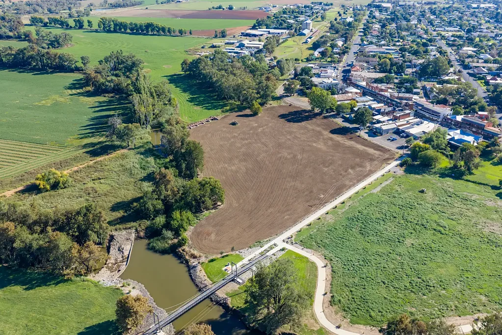 Canowindra 5.33 acres of self watering lucerne country, located in the heart of Canowindra!