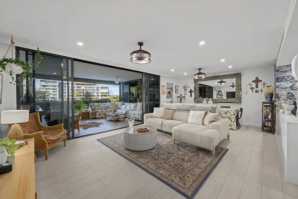 Hollywell 2房  Ground Floor Luxury Entertainer in Prestigious Allisee