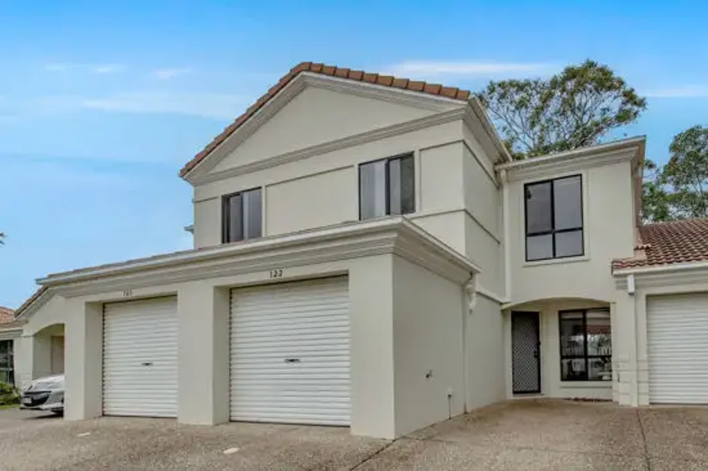 Merrimac 3房  Stunning 3 bedroom Townhouse, nestled in a serene and picturesque location