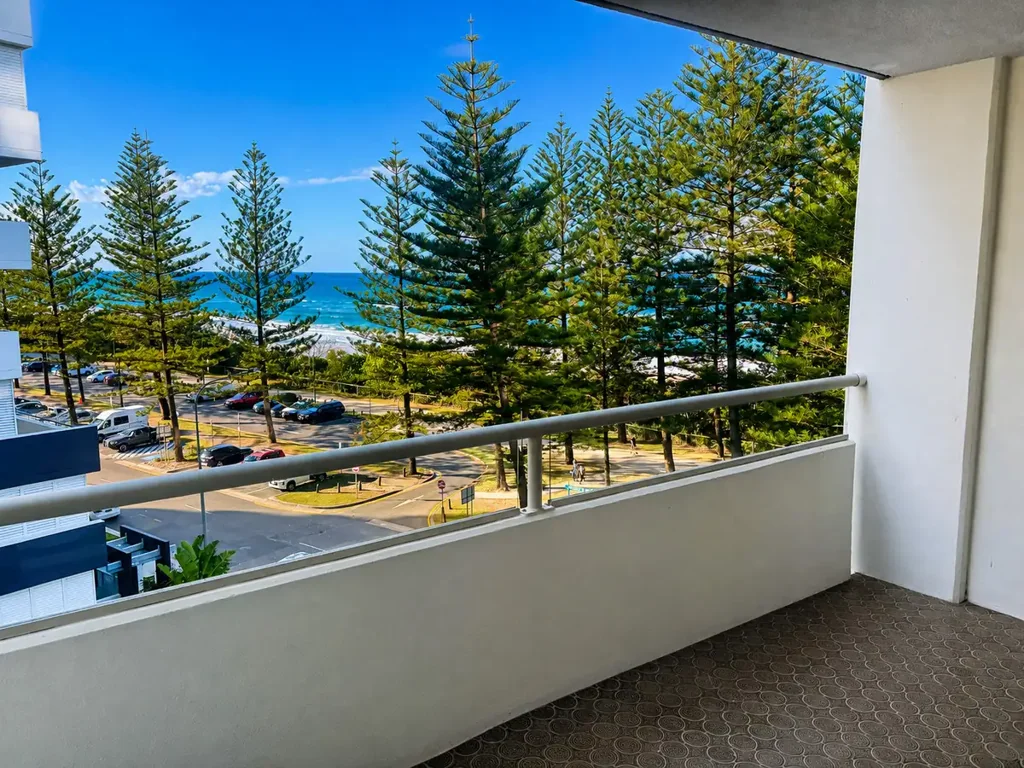 Burleigh Beachfront Apartment