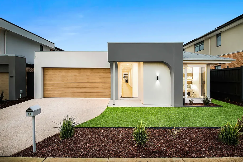 21 Kunlun Crescent, Clyde North, VIC 3978