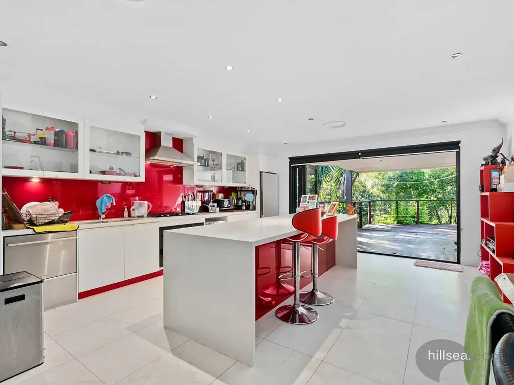 Helensvale 4部屋 Affordable Family Living with Pool - A Smarter Buy Than Building New! - Just Needs a Little TLC
