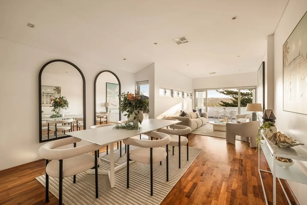 North Bondi 4房 North Bondi高地全景 三层设计 美诺电器 双住栋潜力 私密绿景阳台 步行至海滩商圈 Versatile Tri-Level Semi with Whole Floor Self-Contained Living