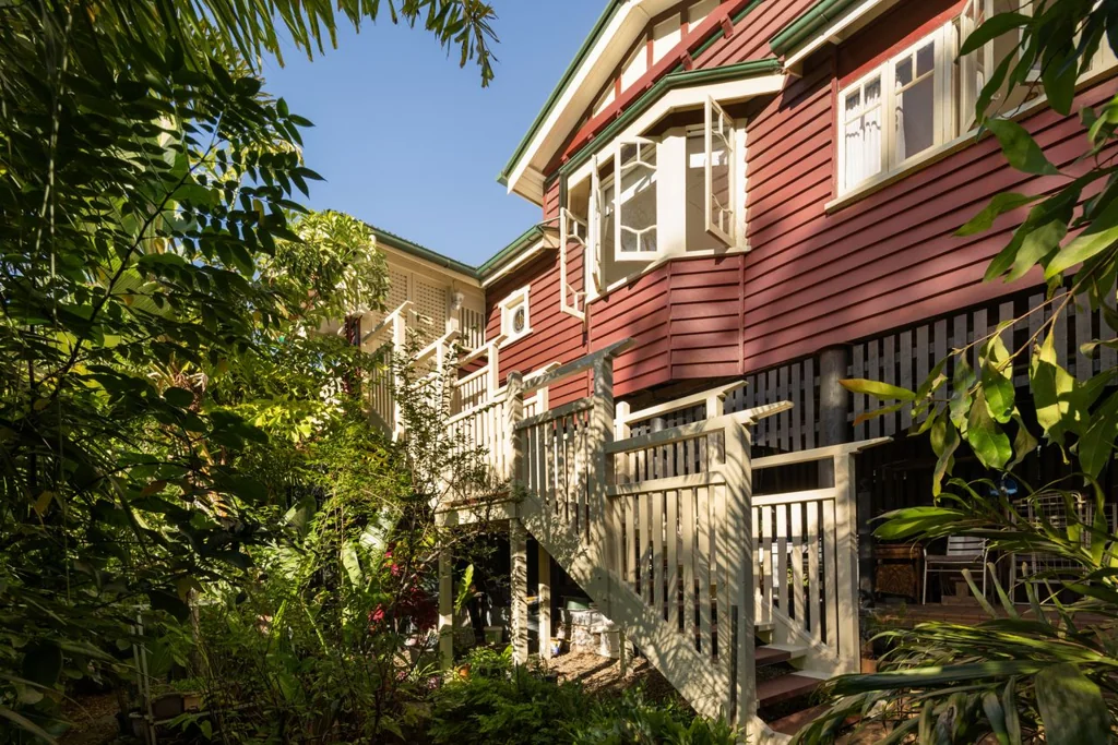 Chapel Hill 3 Slaapkamer Timeless Family Charm and Leafy Poolside Living
