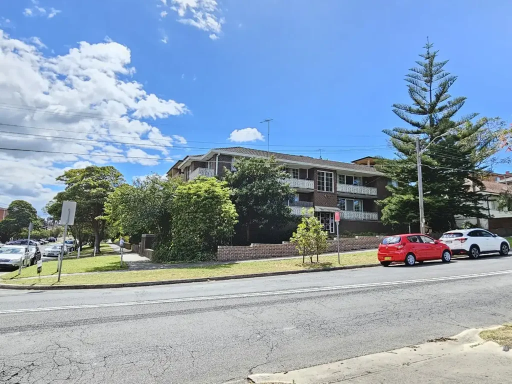 Location Location: Large, Bright, Airy, Private Home in Leafy Setting