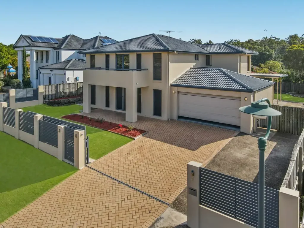 Stretton 5 Bedroom Oversize Stylish Family Dream with Pleasant Vistas!