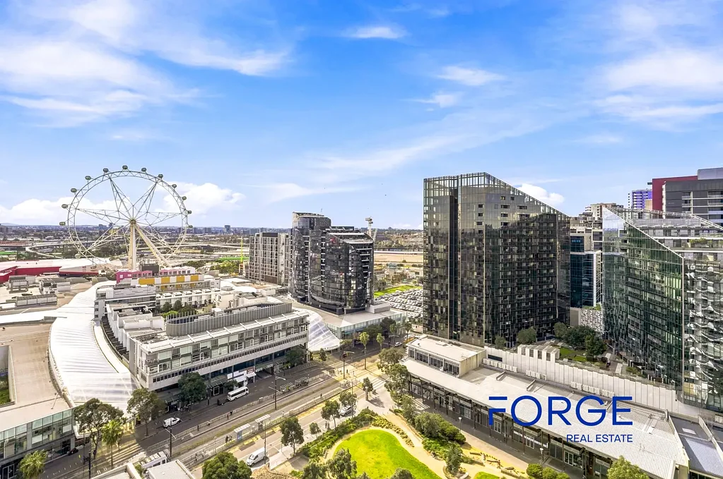 Docklands 1Moenga Sunny Northeast Oasis in Marina Tower with Spectacular Views and Secure Parking