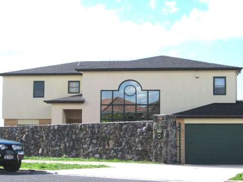Looking for a spacious and convenient rental home in Auckland?