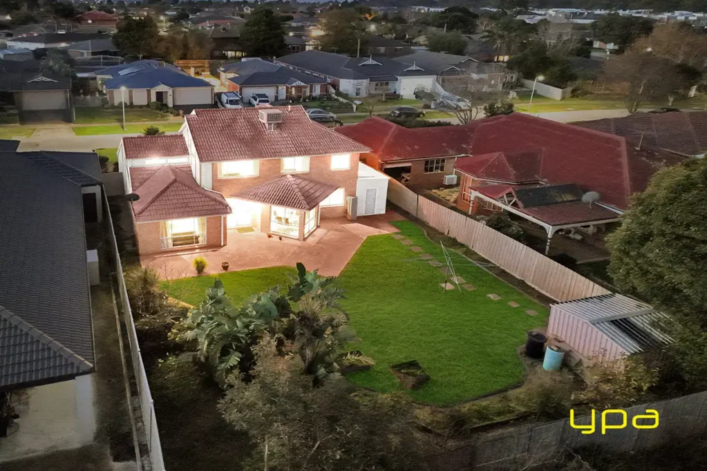 Cranbourne North 4房 精致的家庭生活，位于著名的 Cranbourne North !! Rare Opportunity: Larger landholding - 681 Sqm approx of Prestige Living in a Whisper-Quiet Court