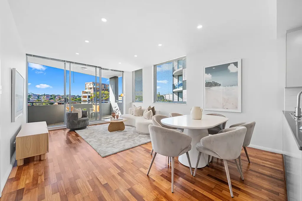 Maroubra 3房 Maroubra Junction中心 三卧宽敞公寓 主卧带套间 浴室齐全 开放式起居 空调 双层车位 Spacious Apartment Living in the Heart of Maroubra Junction