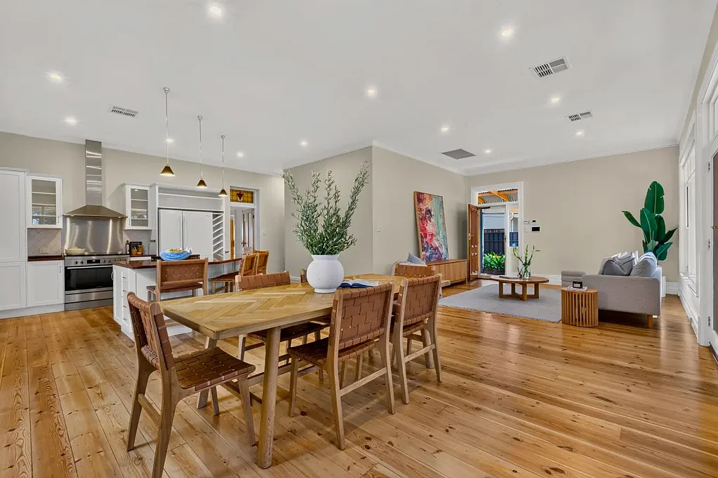Hawthorn 4ਬੈੱਡਰੂਮ A Distinguished Hawthorn Villa with Rare Family Appeal