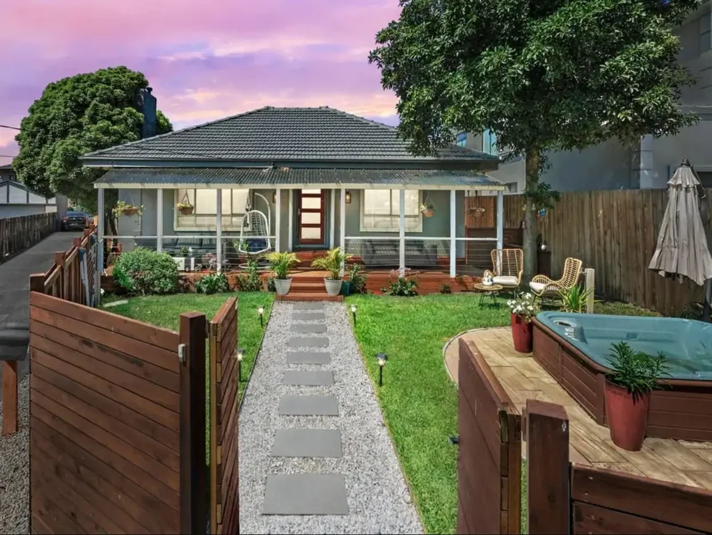 Short term Lease  4 Months - Modern 3-Bedroom House in Chadstone
