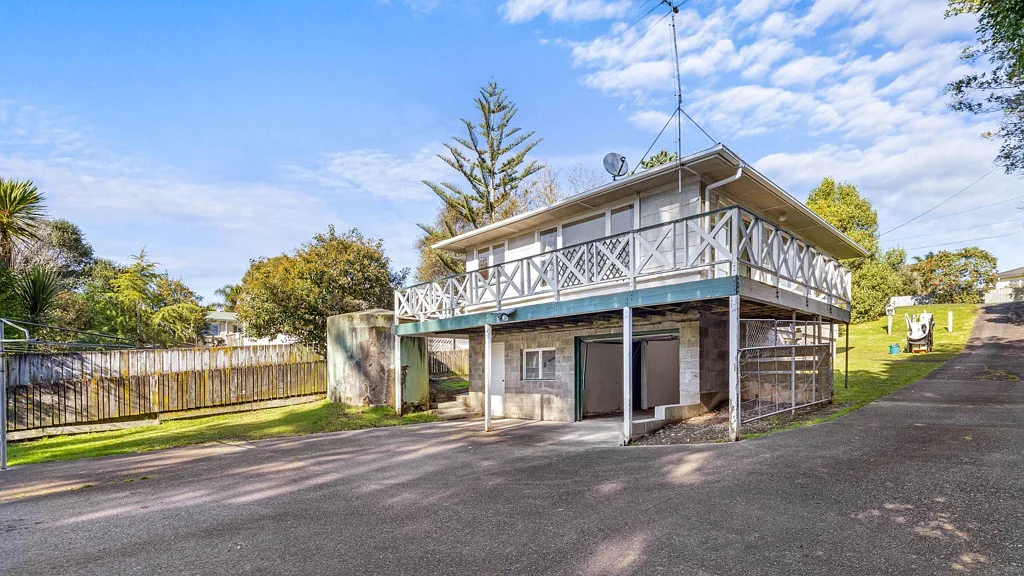 Stanmore Bay 3 Bedroom Retro Ready for Revival - Deceased Estate