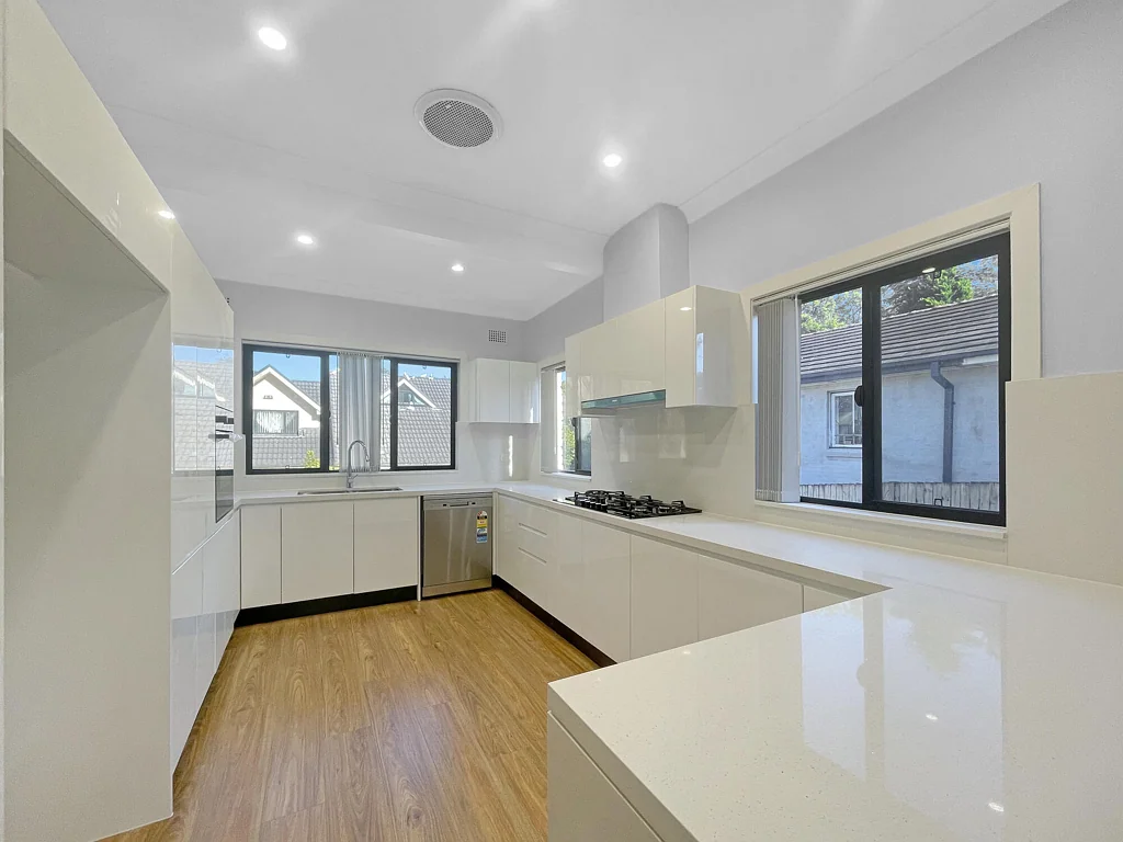 West Pymble 4房 光线充足吸引空间 工程木地板 高天花板 开放式起居用餐 精致石制燃气厨房 灵活家庭室 翻新浴室 四卧管道空调 步行公交学校公园 Ready from renewal on an easy care block
