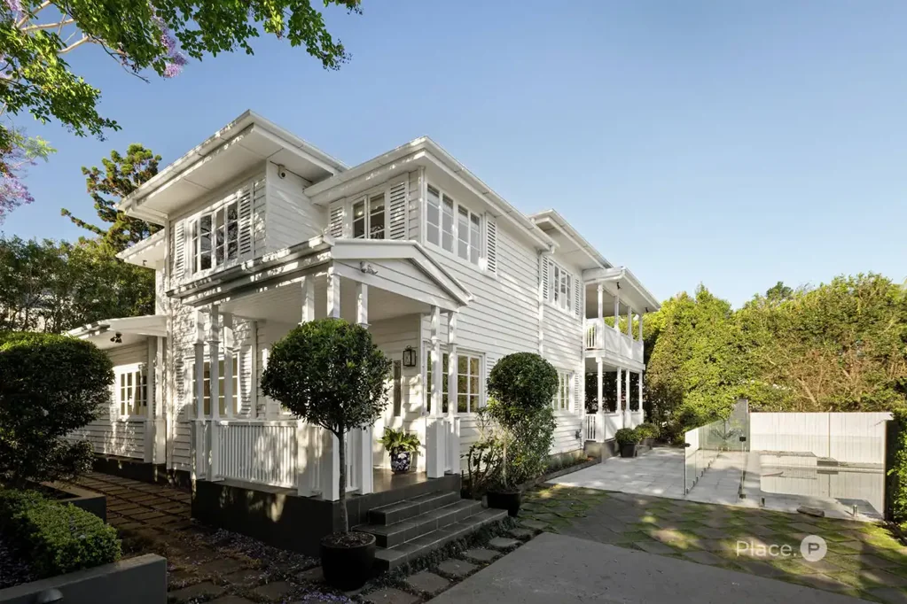 Yeronga 5房 1247平米地块 隐居环境 独立客房小屋 落地窗法式门 云石定制地板 四卧主卧套件 独立别墅客房小屋 四车位车库 家门口公交车站 便捷生活 无缝城市连接 Exclusive Esteem and Captivating Allure in this Hidden Homestead