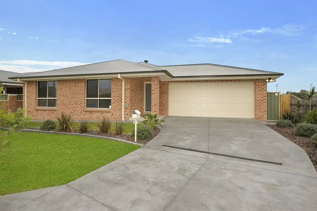 Unanderra 3Kwarto Spacious, Stylish & Backing onto Unanderra Park.