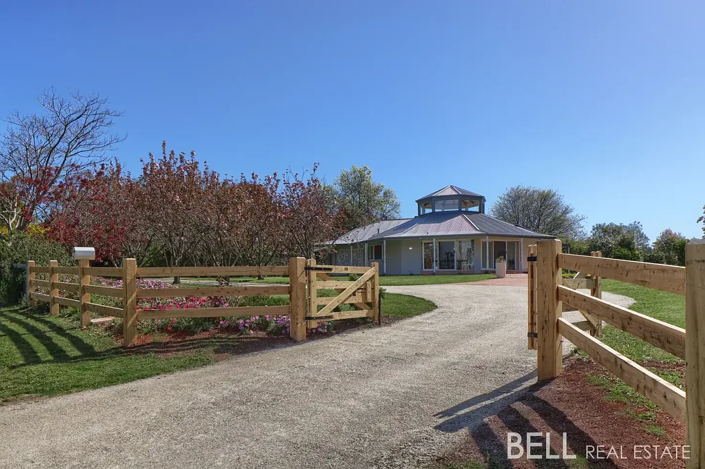 Avonsleigh 4房 宁静2700平米地块 中心地段便利 4卧2卫设计 壮丽山谷景观 宏伟中庭采光 现代时尚厨房 全屋燃气供暖 户外娱乐无缝过渡 Architectural Elegance with Panoramic Views!