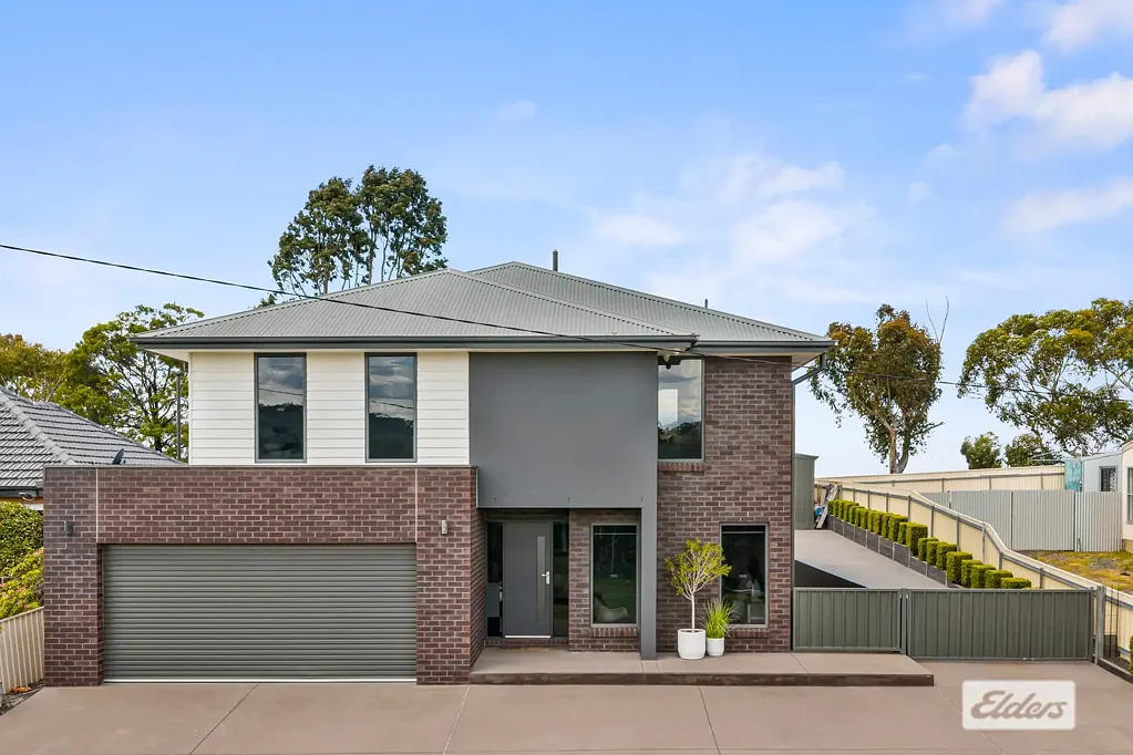 Ararat 4 Slaapkamer Space, Warmth & Views - A Home Where Family Life Falls Into Place