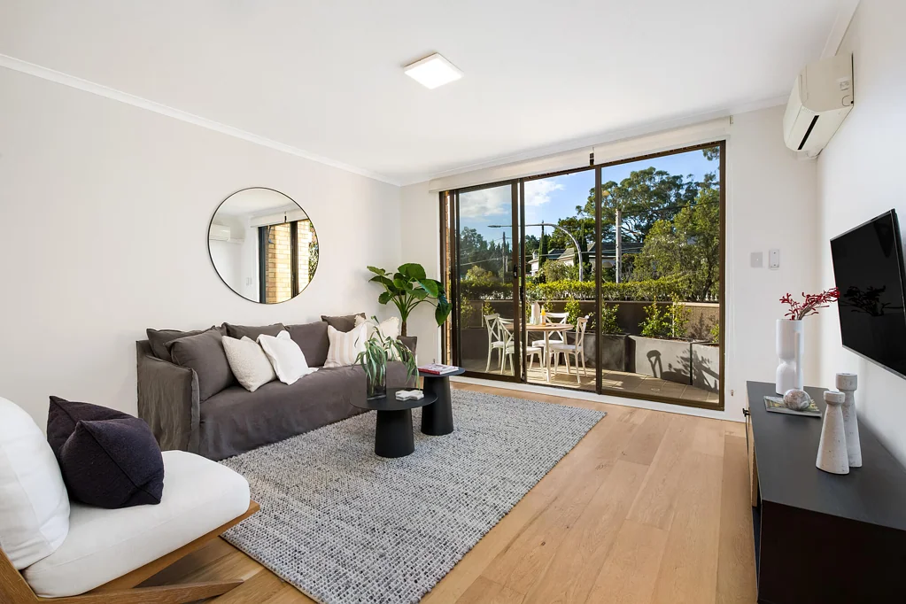 Randwick 3Moenga Oversized Renovated Apartment with Expansive Outdoor Entertaining With Lift Access