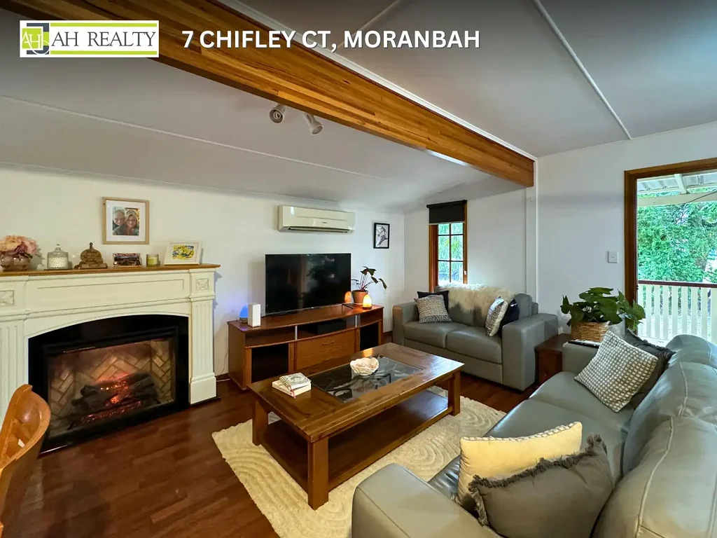 COZY 3-BED HOME WITH TIMBER DECK AND OUTSIDE ENTERTAINMENT AREA! CLOSE TO SCHOOLS