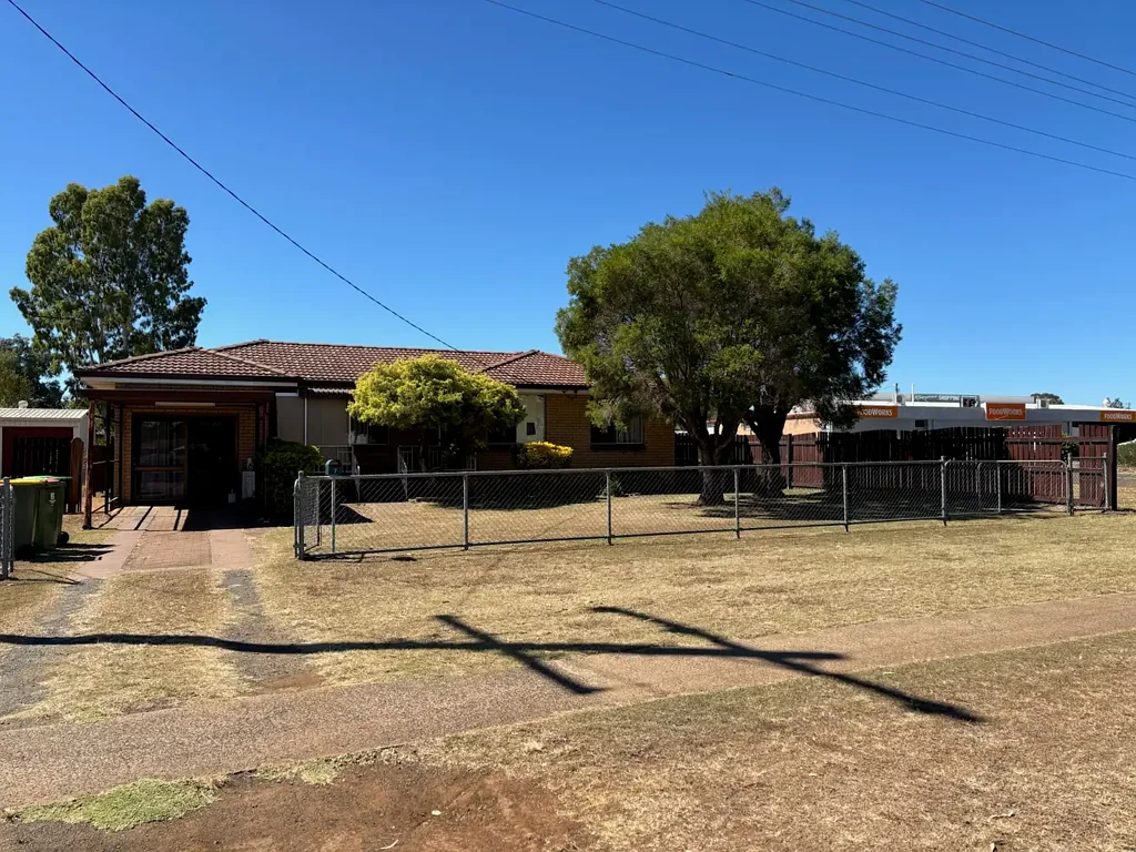 Easy-Care Living Close to Shops