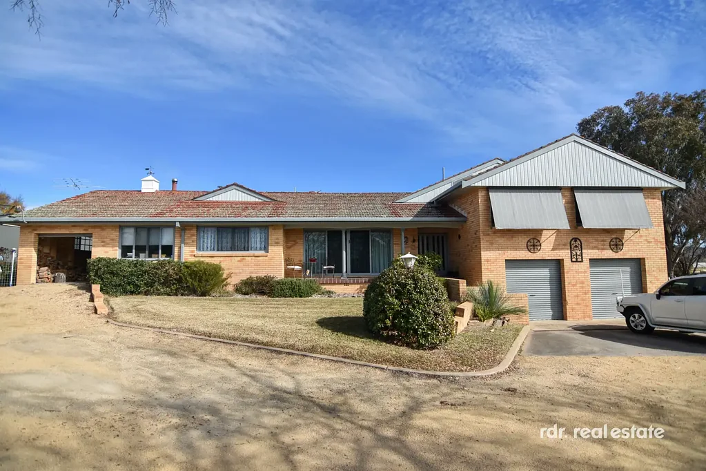Inverell 4 Bedroom ENJOY THE GOOD LIFE AT SEVEN GABLES