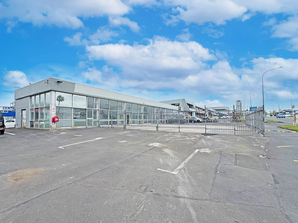 East Tamaki ROAD FRONTAGE UNIT WITH GATED YARD