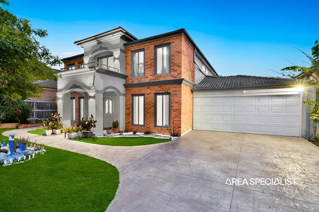 Hampton Park 5chambre Double-Storey Family Home with Multiple Living Zones and Exceptional Outdoor Entertainment Spaces!