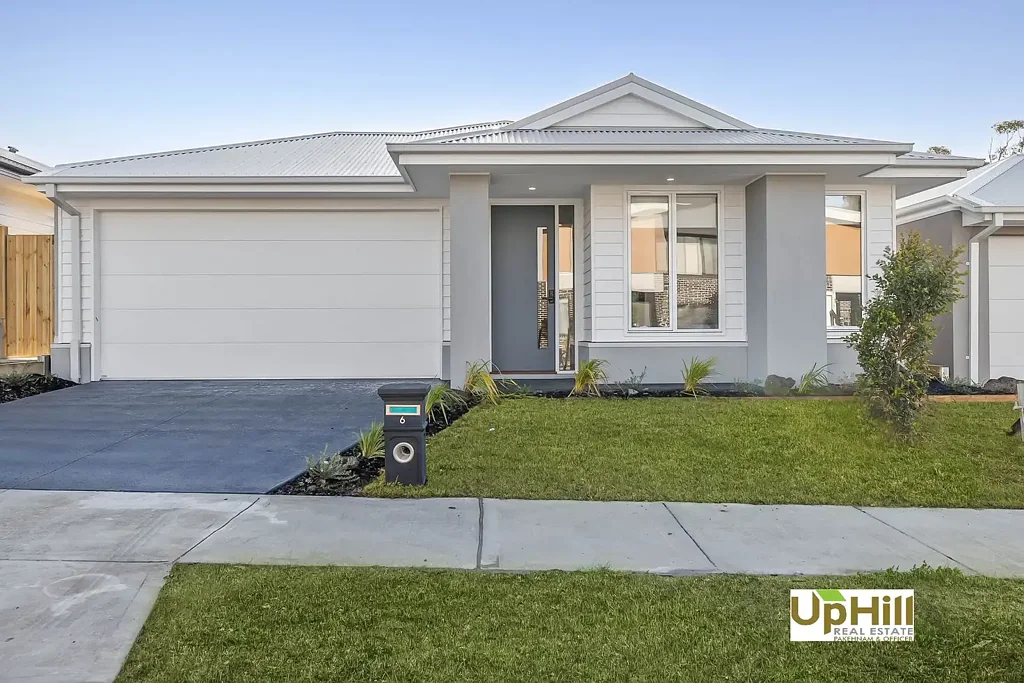 Officer 4 Bedroom Designer Elegance in Officer’s Most Sought-After Location..!!