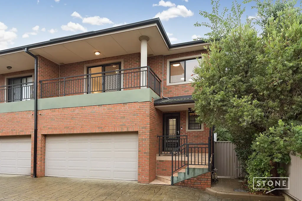 Parramatta 4房 全砖联排别墅 284sqm 宽敞布局 四卧朝北庭院 双车位车库 太阳能系统 优越Parramatta位置 House-Sized Townhouse in a Boutique Parramatta Setting With Low Strata Levy