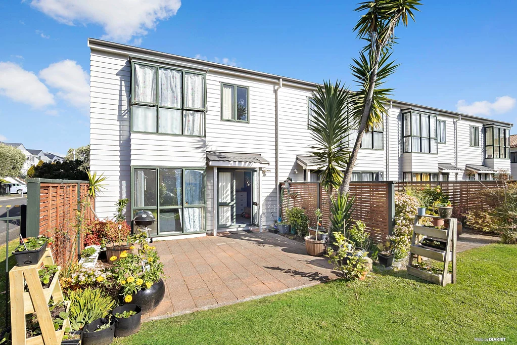 New Lynn 3 Bedroom So Close to LynnMall! Keen Vendor!