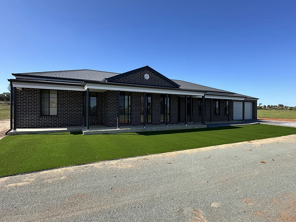 Parkes 4房  HOME ON ACREAGE MINUTES FROM TOWN