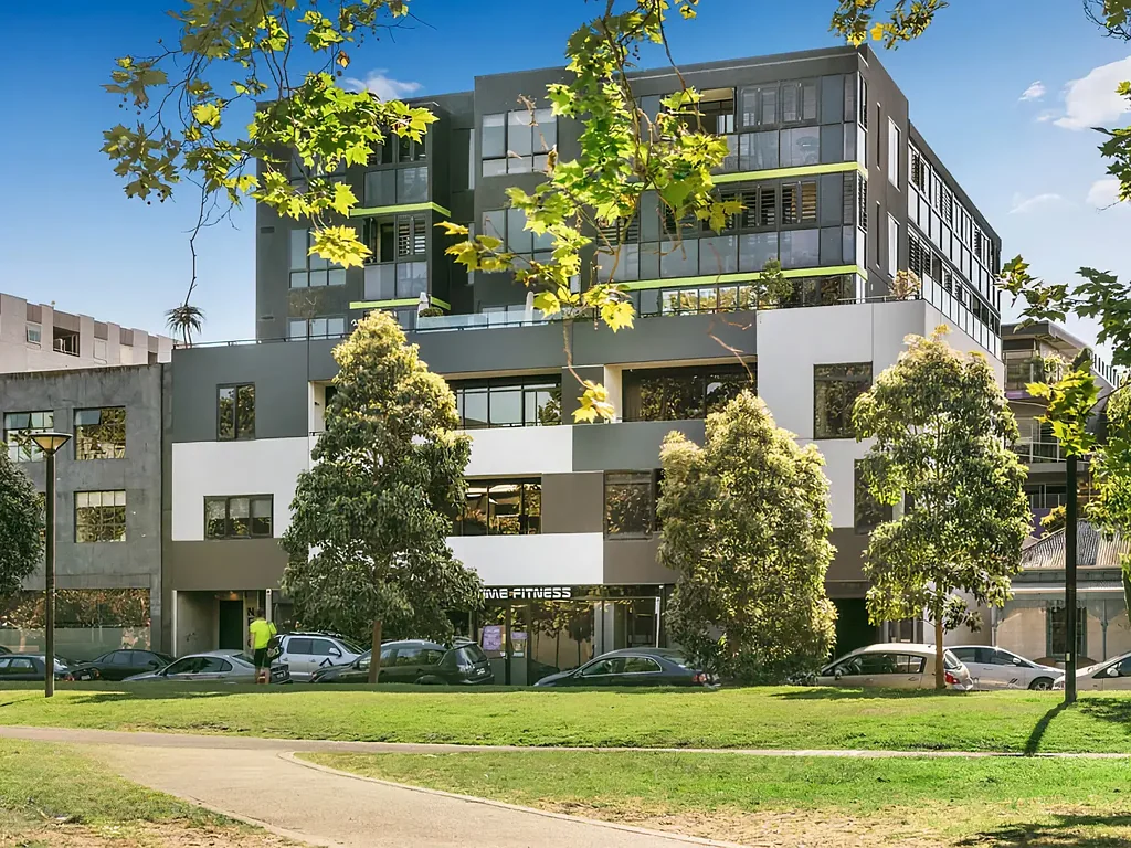 ‘Nero’ – Fully furnished, top floor living in a prime locale.