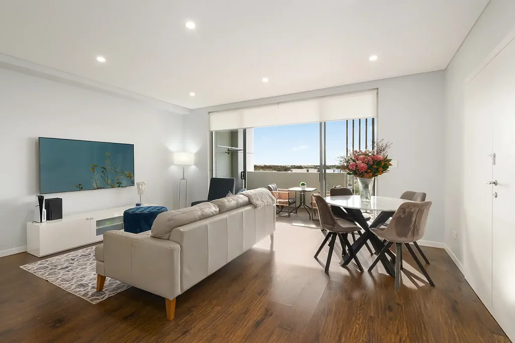 Belmore 2房 尽享全天阳光和广阔美景，坐拥优越的步行可达位置 Soak Up All-Day Sun and Sweeping Views from a Prime Walk-Everywhere Position