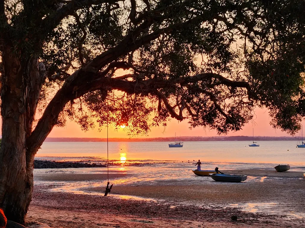 Macleay Island 3房 Coondooroopa滨水独栋 集装箱创意设计 自然采光充沛 水面美景环绕 私密主卧套房 岛屿生活方式 便捷岛屿生活 Waterfront Living – Industrial Edge Meets Coastal Calm