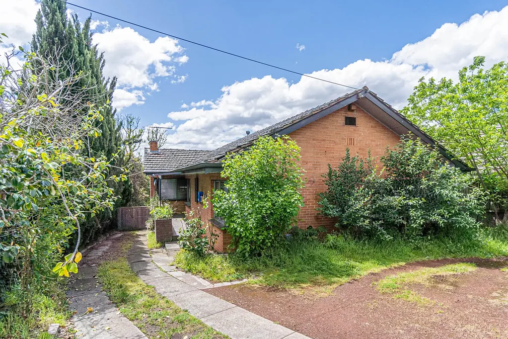 Balwyn North 3房 Balwyn高中学区 708平米高地地块 开阔北向景观 卓越开发潜力 生活便利配套 私人停车位 工作室空间 Develop, Renovate or Extend