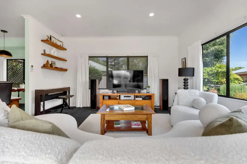 Rototuna 3房  Stylish Interiors and Private Outdoor Retreat!