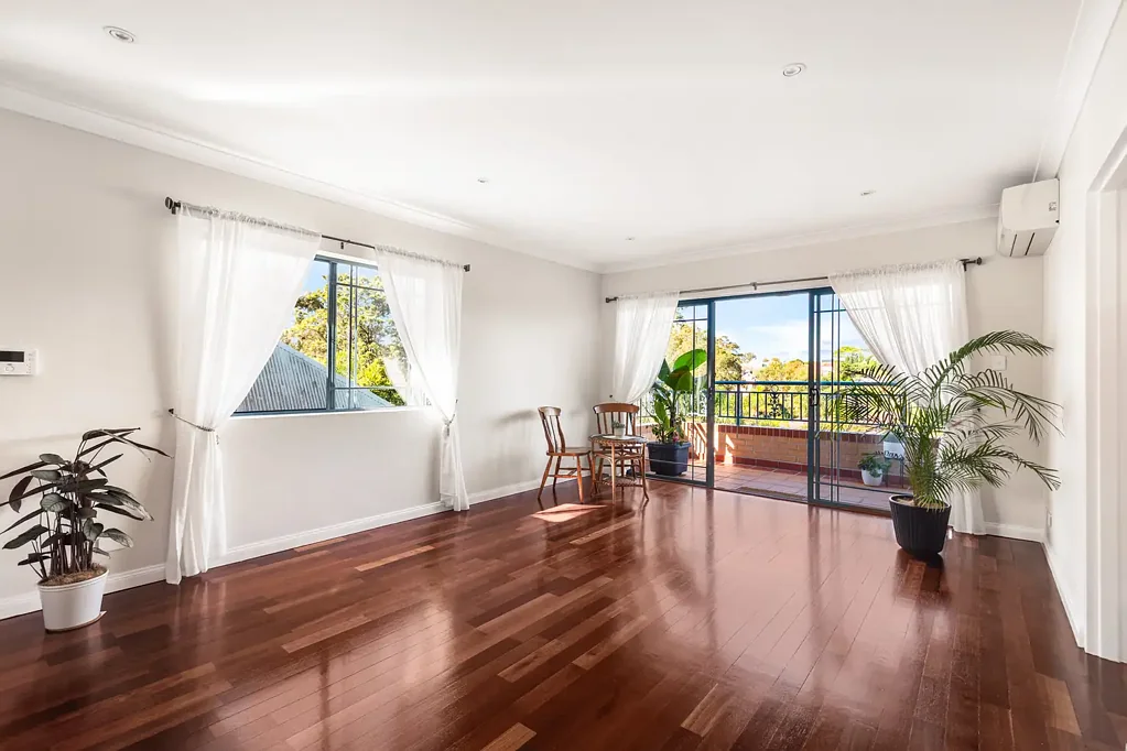 Marrickville 2房 东北角视野开阔  精心砖石结构  开放式起居  穿堂风宜人  阳光阳台私密  主卧带柜  燃气厨房  超大锁车库 .Metro站近  多元餐饮选择 Top floor apartment, beautifully graced with light and peaceful treetop views.