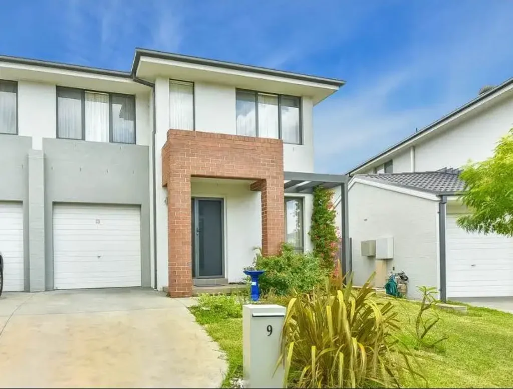 GREAT DUPLEX IN VISTA ESTATE