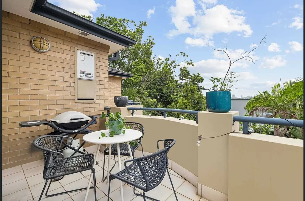 Spacious 1 Bedroom unit with carspace and balcony
