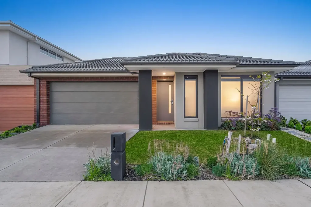 Armstrong Creek 4Kwarto Stylish Family Home with North-Facing Backyard and Solar Efficiency