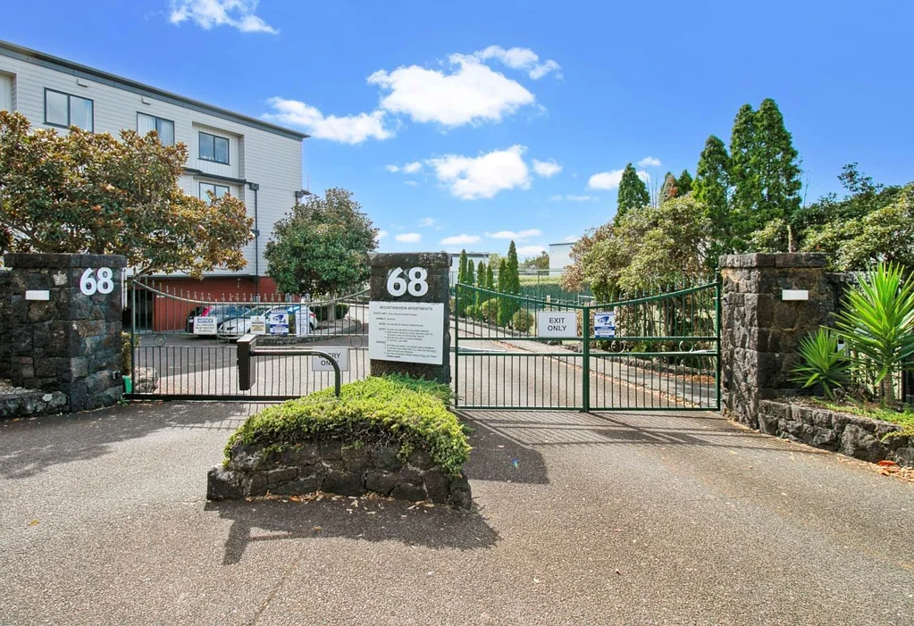 Gated, first floor apartment in Mountain Road,...