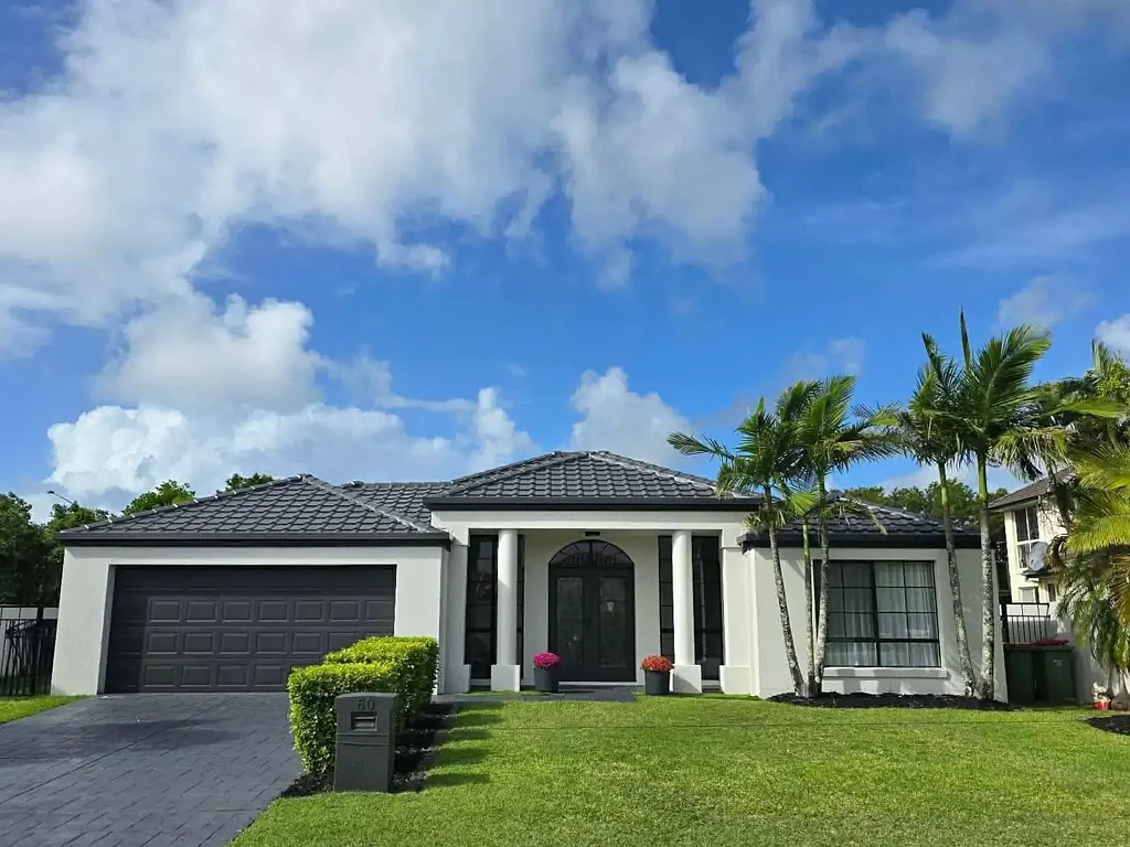 Helensvale 4房  Renovated Oyster Cove Family Home with Pool, Side Access & Huge 856m² Block