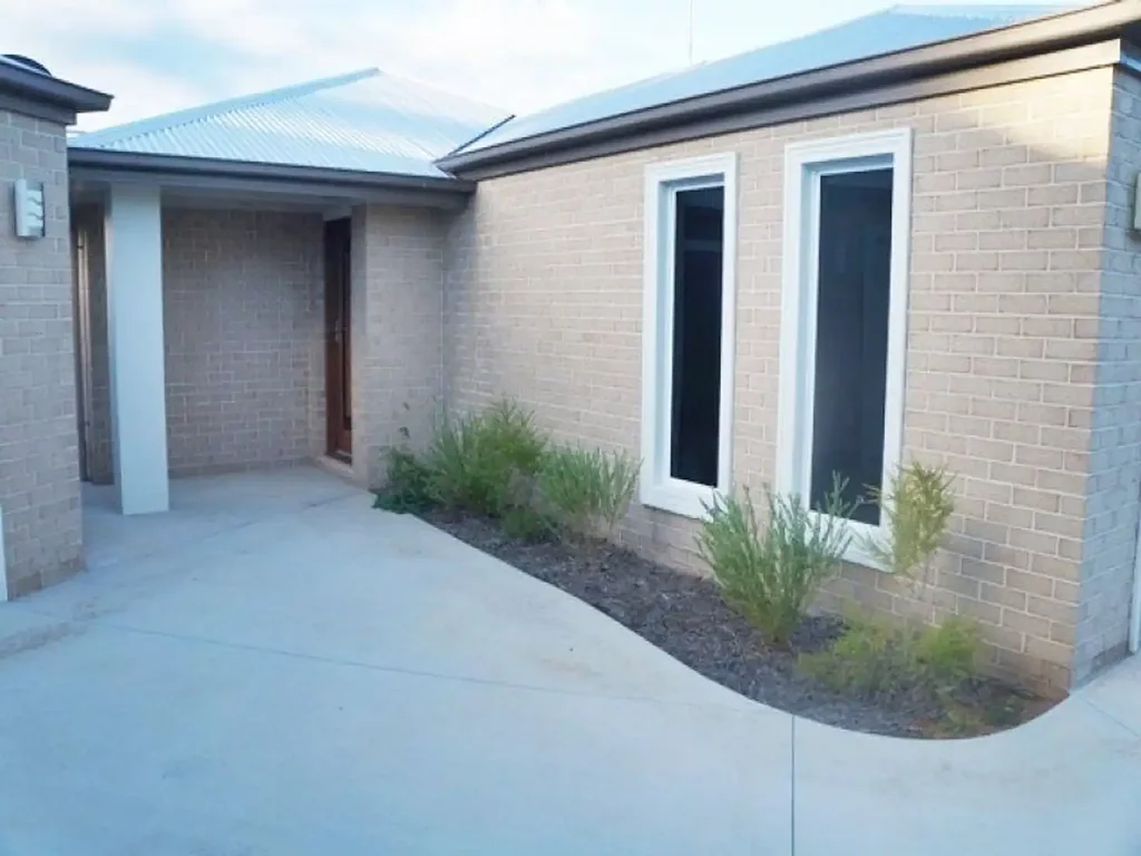 MODERN, CONVENIENT & PRIVATE – IDEAL CENTRAL LIVING