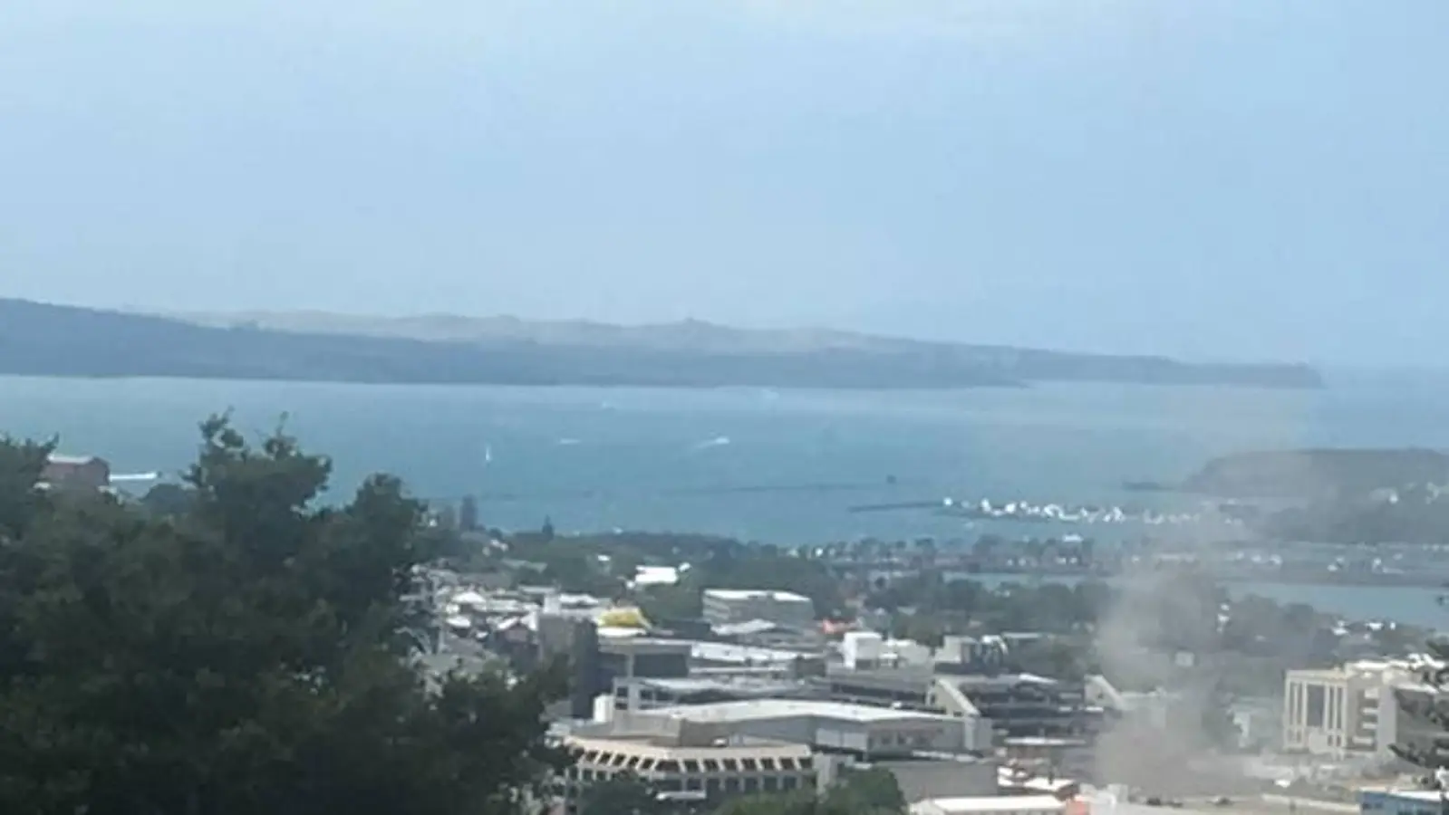 奥克兰一家著名亚洲餐厅起火，火势猛烈，远处可见浓烟！