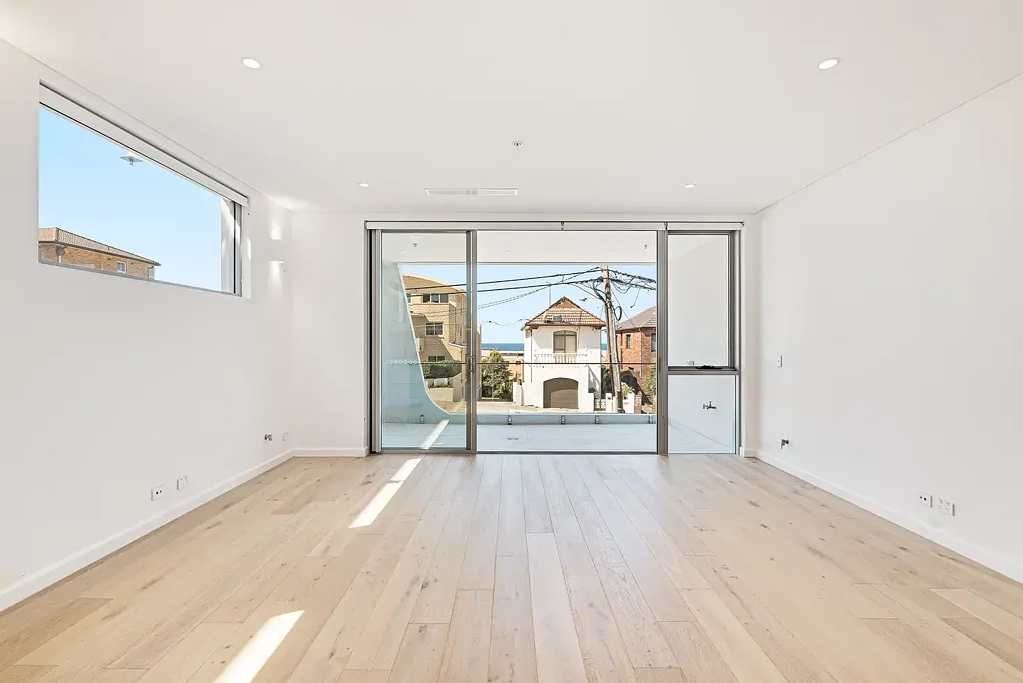 Beachside, Two Bedroom Apartment with secure parking + Ocean Glimpses
