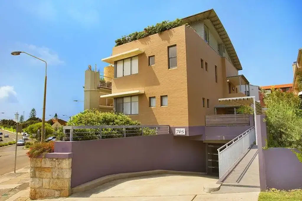 Modern & Versatile 3 Level Townhouse