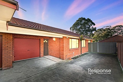 2/7 Binalong Road, Pendle Hill, NSW 2145, 3房, 1浴, Apartment