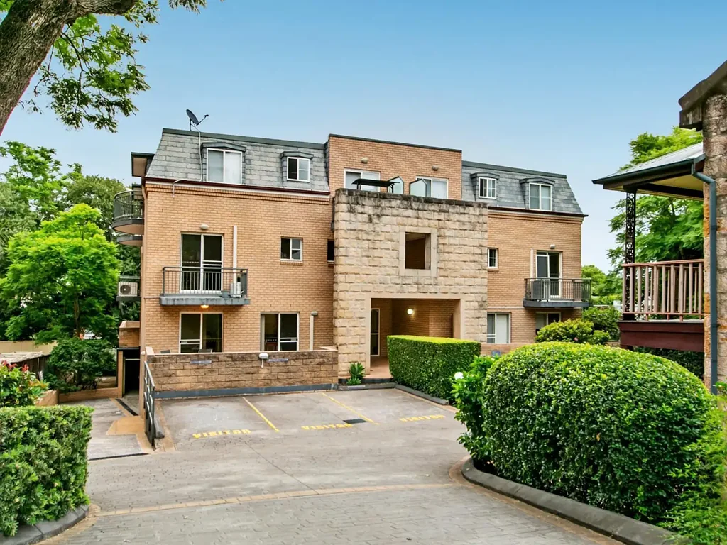 Spacious apartment in well maintained complex