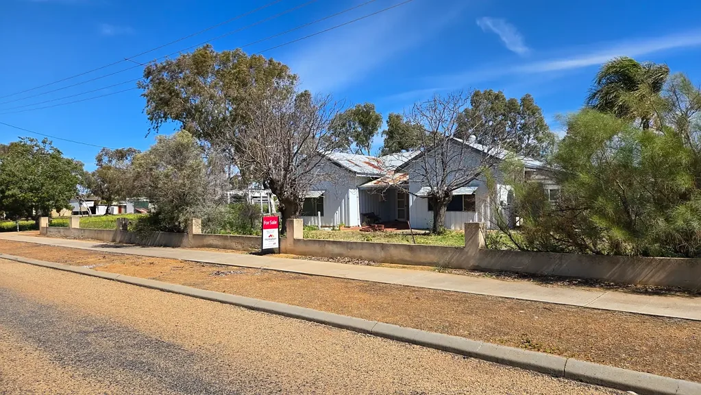 Bruce Rock 4 Slaapkamer HUGE POTENTIAL on 3838 SQM in BRUCE ROCK!